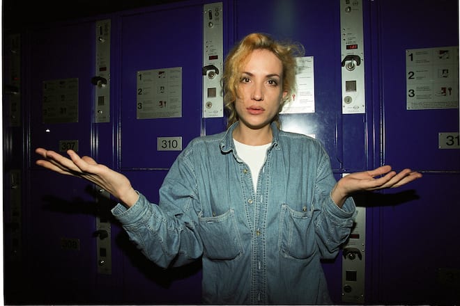 Coco Lorétan vor Schliessfächer, Bern 1997 Coco Lorétan in front of lockers, Berne 1997