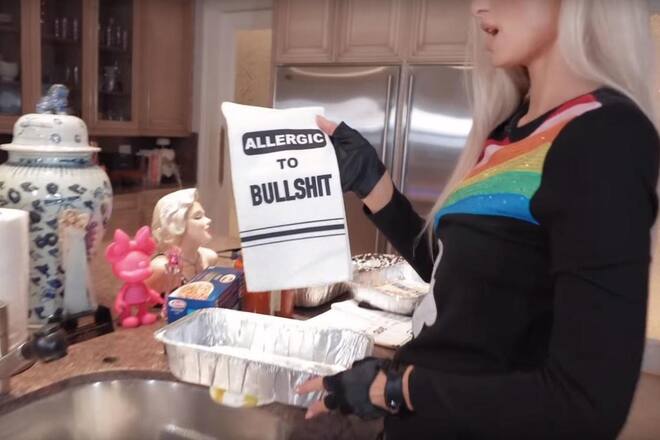 Paris Hilton in der Küche