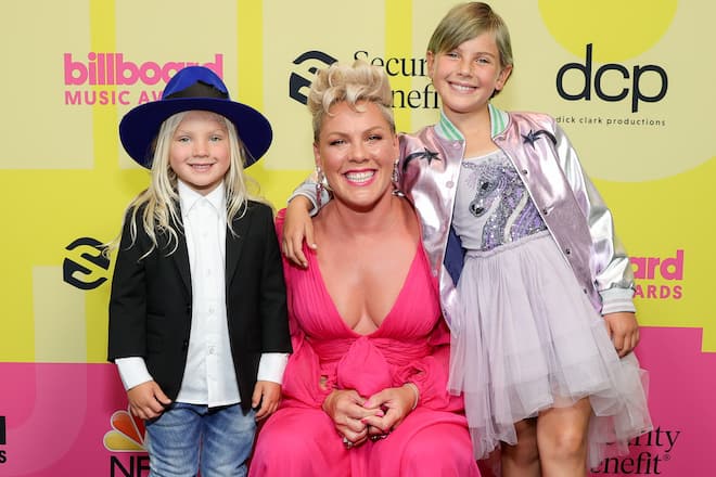 Pink posiert mit Sohn Jameson und Tochter Willow