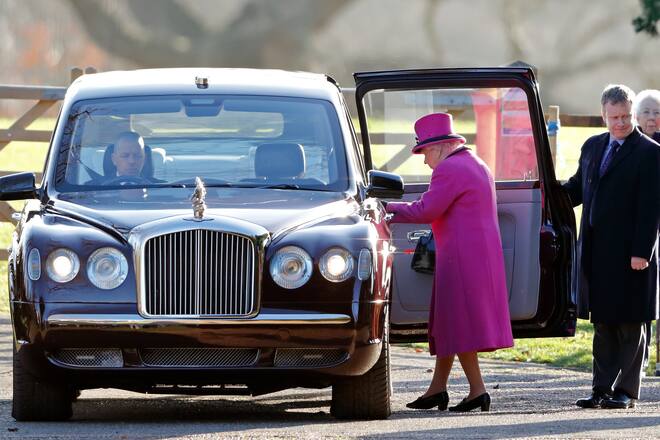 Königin Elizabeth mit ihrem Bentley