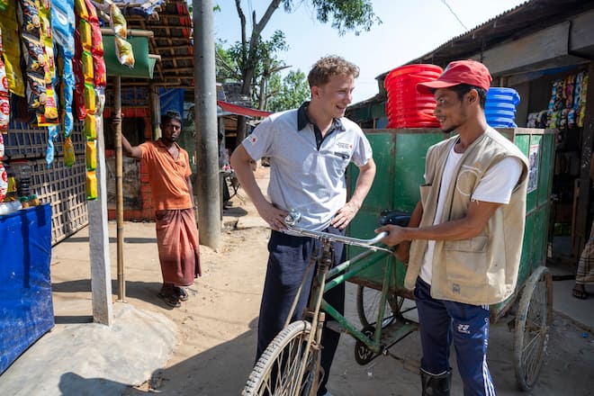 Max Hubacher, Schauspieler und Botschafter fuer das SRK besucht Das Flüchtlingslager Kutupalong ist das gröÃte Flüchtlingslager der Welt. Es liegt im Distrikt Coxâs Bazar im südöstlichen Bangladesch an der Grenze zu Myanmar. Bild © Remo Naegeli