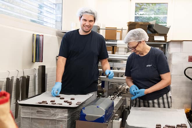 UBS Helpetica Aktion in der Bäckerei Stiftung Züriwerk mit UBS MitarbeiterInnen, 20. Oktober 2025, Wallisellen