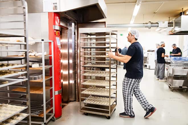 UBS Helpetica Aktion in der Bäckerei Stiftung Züriwerk mit UBS MitarbeiterInnen, 20. Oktober 2025, Wallisellen