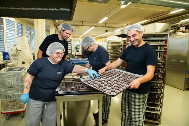 UBS Helpetica Aktion in der Bäckerei Stiftung Züriwerk mit UBS MitarbeiterInnen, 20. Oktober 2025, Wallisellen