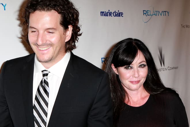 BEVERLY HILLS, CA - JANUARY 16: Actress Shannon Doherty (R) and photographer Kurt Iswarienko arrives at The Weinstein Company And Relativity Media's 2011 Golden Globe Awards Party held at The Beverly Hilton hotel on January 16, 2011 in Beverly Hills, California. (Photo by David Livingston/Getty Images)