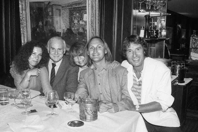 Im Restaurant "Kronenhalle" in Zuerich sitzen am 23. August 1985 im Anschluss an den Galaabend im Rahmen der "Nacht der Werbung" (v.l.n.r.): Die Schauspielerin Evelyne Hamann, Loriot, eine Unbekannte, Otto Waalkes und Udo Juergens. (KEYSTONE/Niklaus Stauss)