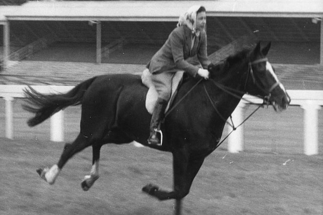 Königin Elizabeth II (GB), , Auf der Rennbahn von Ascot. Großbritannien. Datum und Jahr