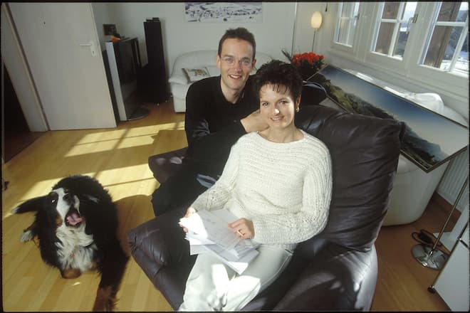 Ruth Metzler mit Mann Lukas und Hund Carlo zuhause im Appenzell 1999