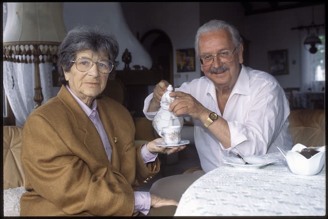 Walter Roderer mit seiner ersten Ehefrau, der Ungarin Lenke Mekkey, im Haus in Illnau ZH