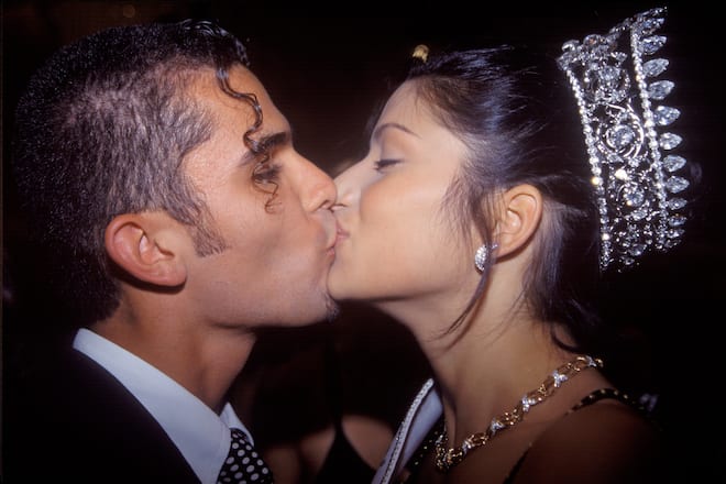 1996: Melanie Winiger küsst nach ihrer Wahl zur Miss Schweiz ihren damaligen Partner Emanuele Bianca.