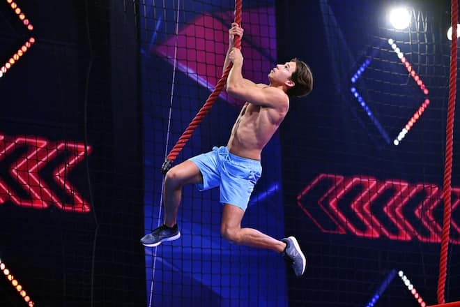 Joel Mattli aus der Schweiz in der Vorrunde. BB: Neunte Staffel, Vorrunde, AZ 13.04.2024, AZ 1 Joel Mattli, Ninja Warrior Winner