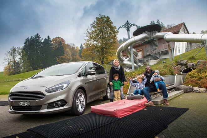 Familie Kabeya und ihr neuer Ford S-Max