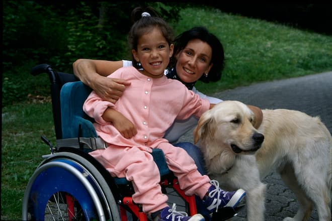 <p>Besuch vom Hund der Nachbarn: Tochter Siri als Fünfjährige mit Maria im Jahr 1996. </p>