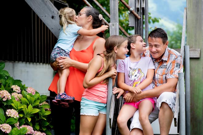 Heimweh-Saenger Daniel Arnold, zu Hause mit seiner Familie, Sarah kommt in die 1. Klasse, mit Ehefrau Maria und Kinder Anna Sophia (älteste), Sarah (mittlere) und Elena (jüngste), Schattdorf UR, 5. Juli 2022
