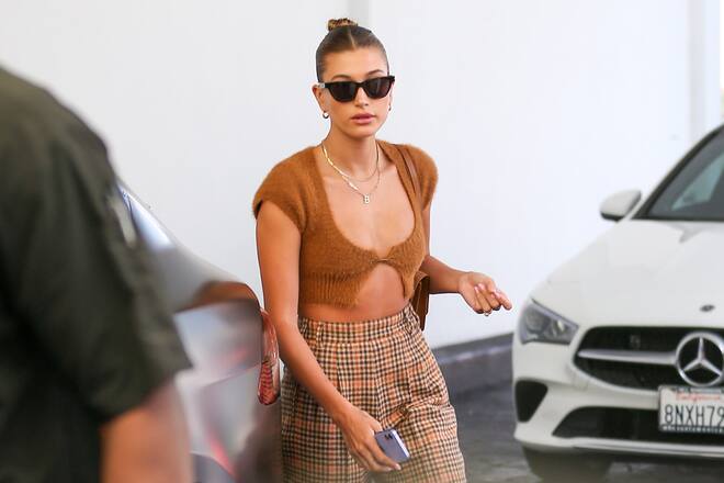 Hailey Bieber in Pin-Top
