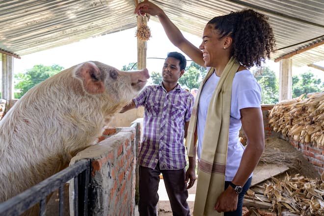 SRK Projektbesuche in Nepal im Distrikt Dang Deukhuri. September 2022 Die Familie von Dammar Bishwakarma 36 und seiner Frau Mina 32 sind an der Wasserversorgung angeschlossen. SRK Botschafterin Munjinga Kambundji. Bild © Remo Naegeli