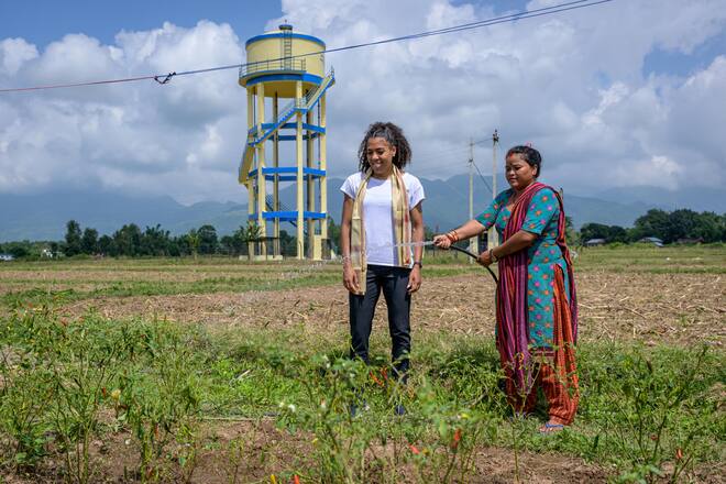 SRK Projektbesuche in Nepal im Distrikt Dang Deukhuri. September 2022 Die Familie von Dammar Bishwakarma 36 und seiner Frau Mina 32 sind an der Wasserversorgung angeschlossen. SRK Botschafterin Munjinga Kambundji. Bild © Remo Naegeli