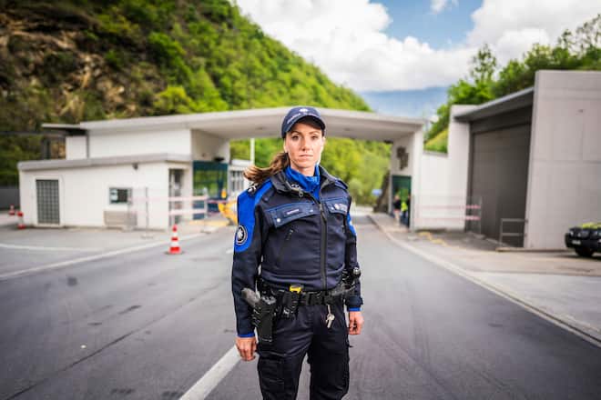 Selina Gasparin arbeitet zur Zeit als Zöllnerin. Grenzübergang Campocologno Valle Poschiavo (GR)