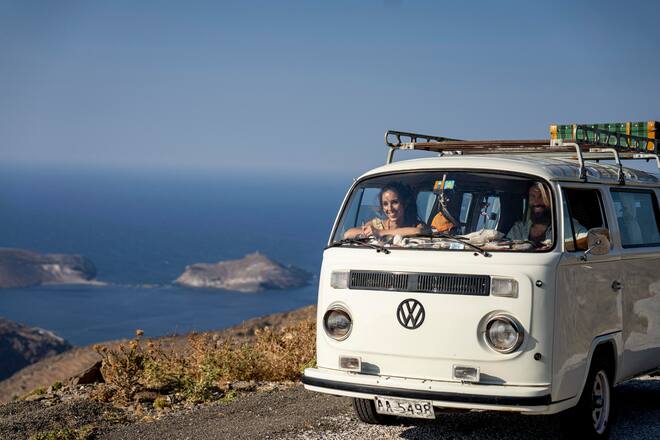 Lauriane Sallin avec son compagnon grec Giorgos Palamaris, sa fille Madeleine et son fils Célestin. Ils vivent sur Tinos dans les cyclades en Grèce. Août 2022. © Nicolas Righetti / Lundi13 Righetti / Lundi13