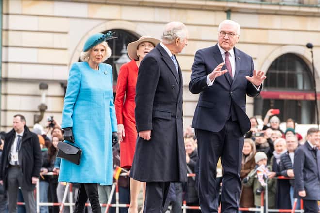 King Charles und Queen Consort Camilla werden von Frank Walter Steinmeier begrüsst.
