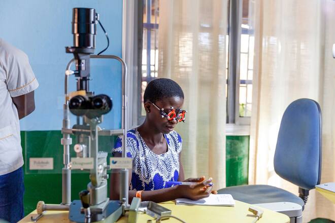 In der Stadt Notsé hat das SRK eine augenmedizinische Klinik eingerichtet. Auch Fehlsichtigkeit, wie bei diesem Mädchen, wird hier behandelt.