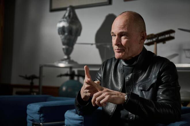Bertrand Piccard, psychiatre, explorateur et environnementaliste suisse photographieÌ lors d'une interview à l'occasion des 25 ans de Breitling Orbiter 3, le 5 mars 2024 à Lausanne. (© Gabriel Monnet)