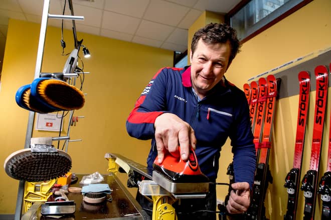 Marco Odermatt, Schweizer Skirennfahrer und Gesamtweltcupsieger 2021/2022 mit Servicemann Chris Lödler