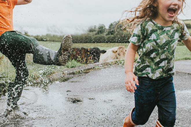 Zwei Kinder planschen - Der Begriff «faule Erziehung» täuscht: Es geht um harte Arbeit an der eigenen Zurückhaltung. Wer Kindern alles abnimmt, erzieht lebensunfähige Erwachsene