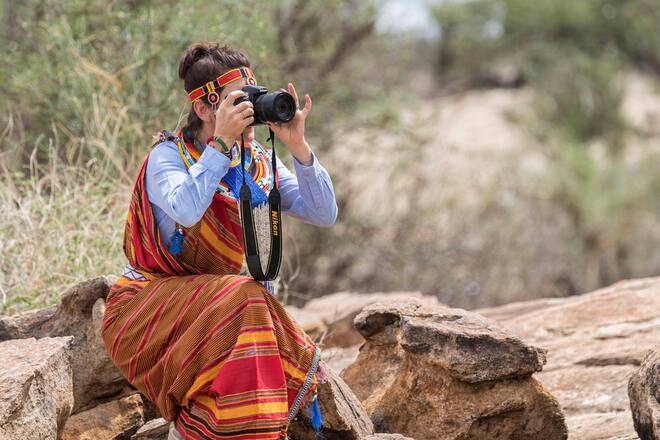 Kronprinzessin Mary (DK), in traditioneller Tracht mit Kopfschmuck bei einem Besuch im Landschaftsschutzgebiet Kalama Community Conservancy im Samburu County im Rahmen ihrer Ostafrika-Reise nach Kenia, 27. November 2018.