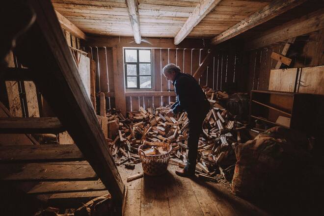 Andreas Flückiger alias Endo Anaconda, Schweizer Singer-Songwriter und Schriftsteller fotografiert zuhause in Trub, Emmental.