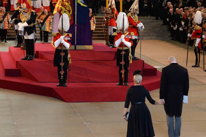 . 14/09/2022. London, United Kingdom.The coffin of Queen Elizabeth II at Westminster Hall in London accompanied by King Charles III and other members of the Royal Family, including Prince William and Kate Middleton Prince Harry and Meghan Markle ,Zara Tindall, Lady Louise, and Sophie, Countess of Wessex , as four days of Lying in State begins. PUBLICATIONxINxGERxSUIxAUTxHUNxONLY xPoolx/xi-Imagesx IIM-23768-0159