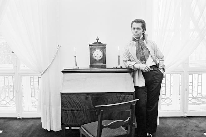 Fashion designer Karl Lagerfeld in his Paris home. (Photo by Jacques Pavlovsky/Sygma via Getty Images)