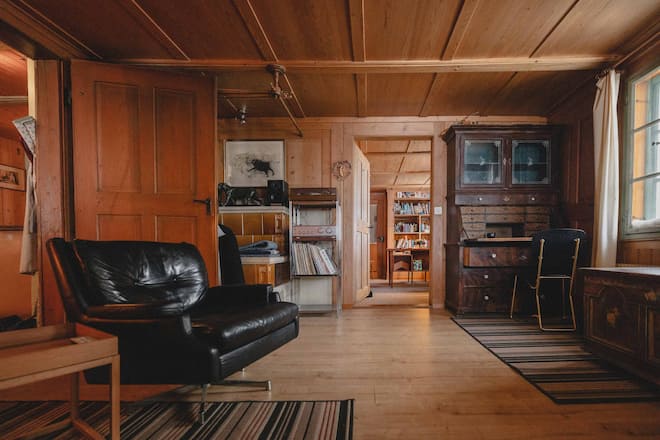 Andreas Flückiger alias Endo Anaconda, Schweizer Singer-Songwriter und Schriftsteller fotografiert zuhause in Trub, Emmental.