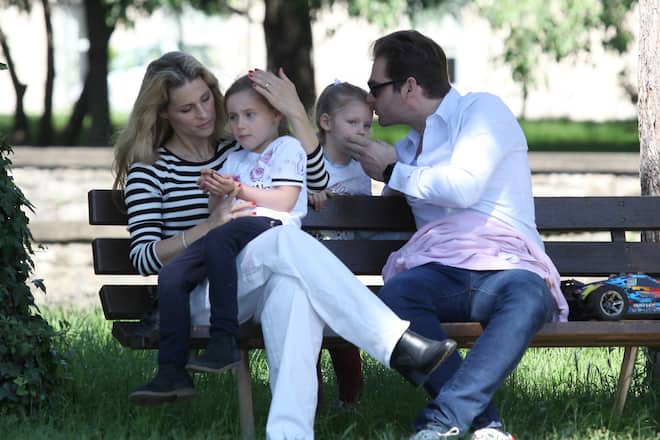 Michelle Hunziker and her family visit a park in BergamoPictured: MICHELLE HUNZIKER AND TOMASO TRUSSADI AND SOLE AND CELESTERef: SPL5094790 010619 NON-EXCLUSIVEPicture by: BEP / SplashNews.comSplash News and PicturesLos Angeles: 310-821-2666New York: 212-619-2666London: 0207 644 7656Milan: 02 4399 8577photodesk@splashnews.comWorld Rights, No Italy Rights