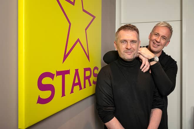 Tobias Bayer (blonde Haare) und Michael Paris (dunkle Haare) zählen zu den bekanntesten TV-Auswanderern der Schweiz. Sie leben mit ihrer Katze Moon in Rubigen bei Bern. Bild © Remo Naegeli