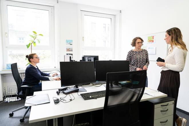 Natalia Ferrara, Präsidentin SBPV, schw. Bankenpersonalverband, mit Dinah Mouchabac, Administration und Carolin von Schaper, Marketing und Kommunikation