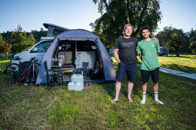 Foto: Joseph Khakshouri, 20/21/22.09.2024 UCI Rad- und Para-Cycling-Strassen-Weltmeisterschaften Zürich Aus England angereist sind England: Graham Moors und sein Sohn Olli. Sie sind die ersten Gäste bei Roman und Franziska Moser . Maur (ZH)
