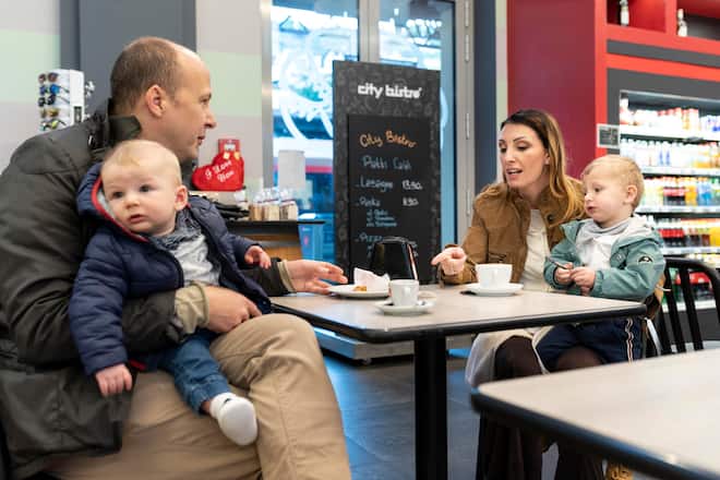 Natalia Ferrara, Präsidentin SBPV, schweizerischer Bankenpersonalverband, im Bahnhofsrestaurant in Bellinzona mit Familie: Ehemann Matteo, Leone (älterer Sohn) und Noe (jüngerer Sohn)