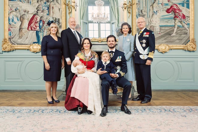 Prinz Gabriel bei seiner Taufe mit Eltern Prinzessin Sofia Prinz Carl Philip und Bruder Prinz Alexander sowie den Grosseltern