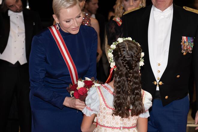 Fürstin Charlène bekommt Blumen am monegassischen Nationalfeiertag 2022