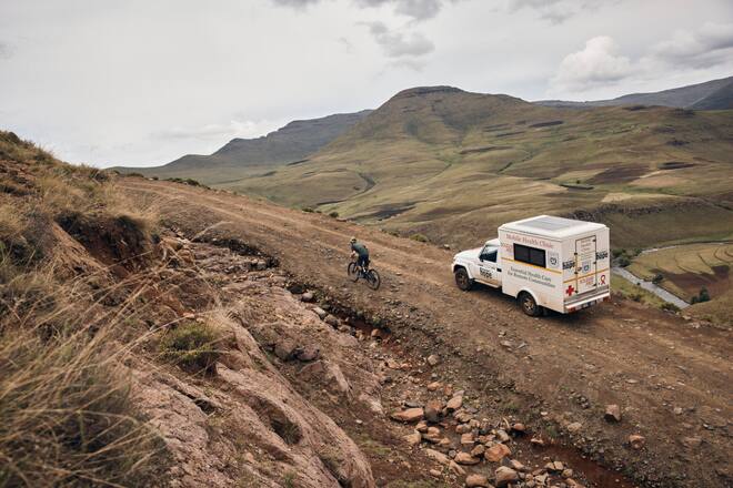 Nino Schurter visits together with mobile clinic up to Hamohale