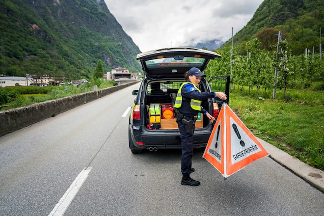 Selina Gasparin arbeitet zur Zeit als Zöllnerin. Grenzübergang Campocologno Valle Poschiavo (GR)