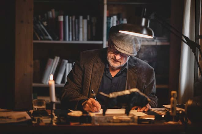 Andreas Flückiger alias Endo Anaconda, Schweizer Singer-Songwriter und Schriftsteller fotografiert zuhause in Trub, Emmental.