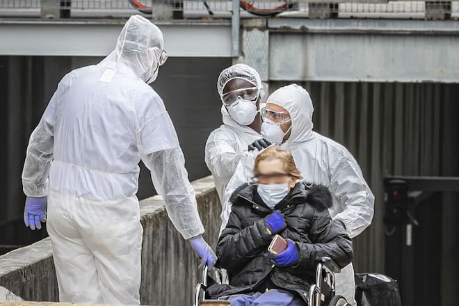 Bergamo Coronavirus - Covid patients arrive from hospitals at the Hotel Cristal Palace: (Foto 'Sergio Agazzi/Fotogramma, Bergamo - 2020-03-30) p.s. la foto e' utilizzabile nel rispetto del contesto in cui e' stata scattata, e senza intento diffamatorio del decoro delle persone rappresentate//IPAPRESSITALY_ipa011581/2003301728/Credit:Foto 'Sergio Agazzi/IPA/SIPA/2003301733 (FOTO: DUKAS/SIPA)