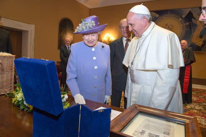 Queen Elizabeth mit Papst Franziskus