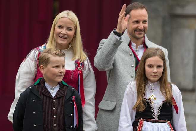 ASKER, NORWAY - MAY 17: Princess Mette Marit of Norway, Prince Haakon of Norway, Prince Sverre Magnus of Norway, Princess Ingrid Alexandra of Norway during the children's parade at Skaugum on Norway's National Day on May 17 2017 in Asker, Norway. (Photo by Nigel Waldron/ Getty Images)