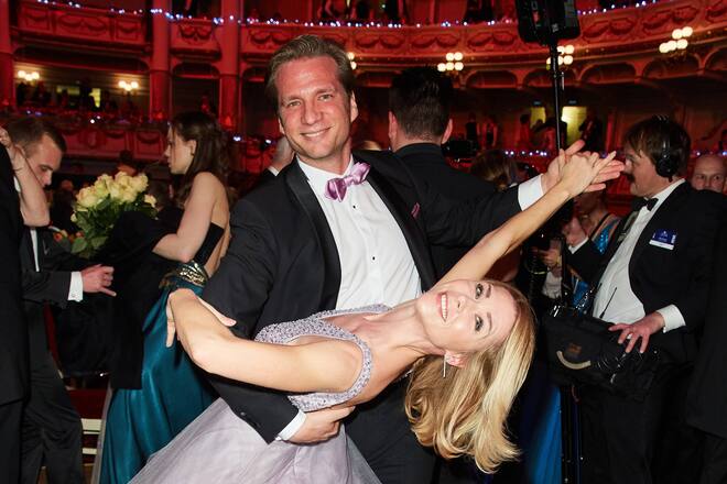 Tanja Szewczenko mit Freund Norman Jeschke auf der Tanzfläche beim 15. SemperOpernball 2020 in der Semperoper in Dresden. *** Tanja Szewczenko with boyfriend Norman Jeschke on the dance floor at the 15 SemperOperaball 2020 at the Semperoper in Dresden Copyright: xEventpressxGolejewskix
