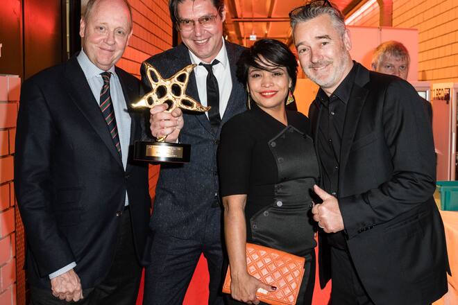 Die Wolkenbruch-Filmsieger Co-Produzent Hans G. Syz, Regisseur Michael Steiner mit Partnerin Samantha Meier und Co-Produzent Michael Steiger