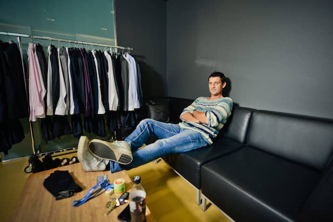 Noch entspannt: Roman Kilchsperger in seiner Garderobe. Ab Mittwoch moderiert er die Sendung «Top Secret».