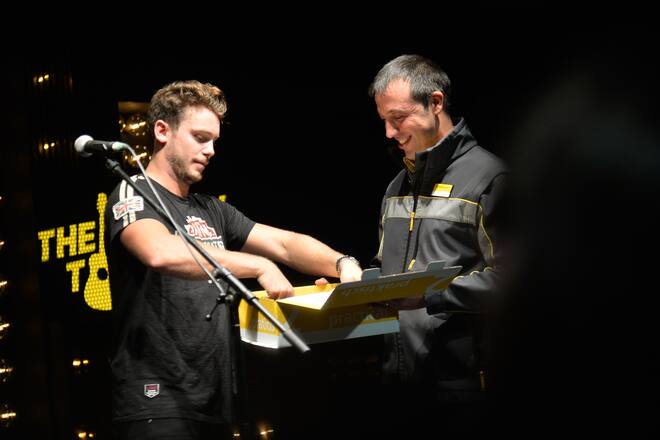 Highlight Pöstler Rosario holt in Lugano auf der Bühne das Paket für pick@home ab.